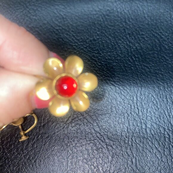 Vintage Earrings .5 Inch Gold Tone Flower Red Jewel Screw Back Good Condition - Picture 6 of 6